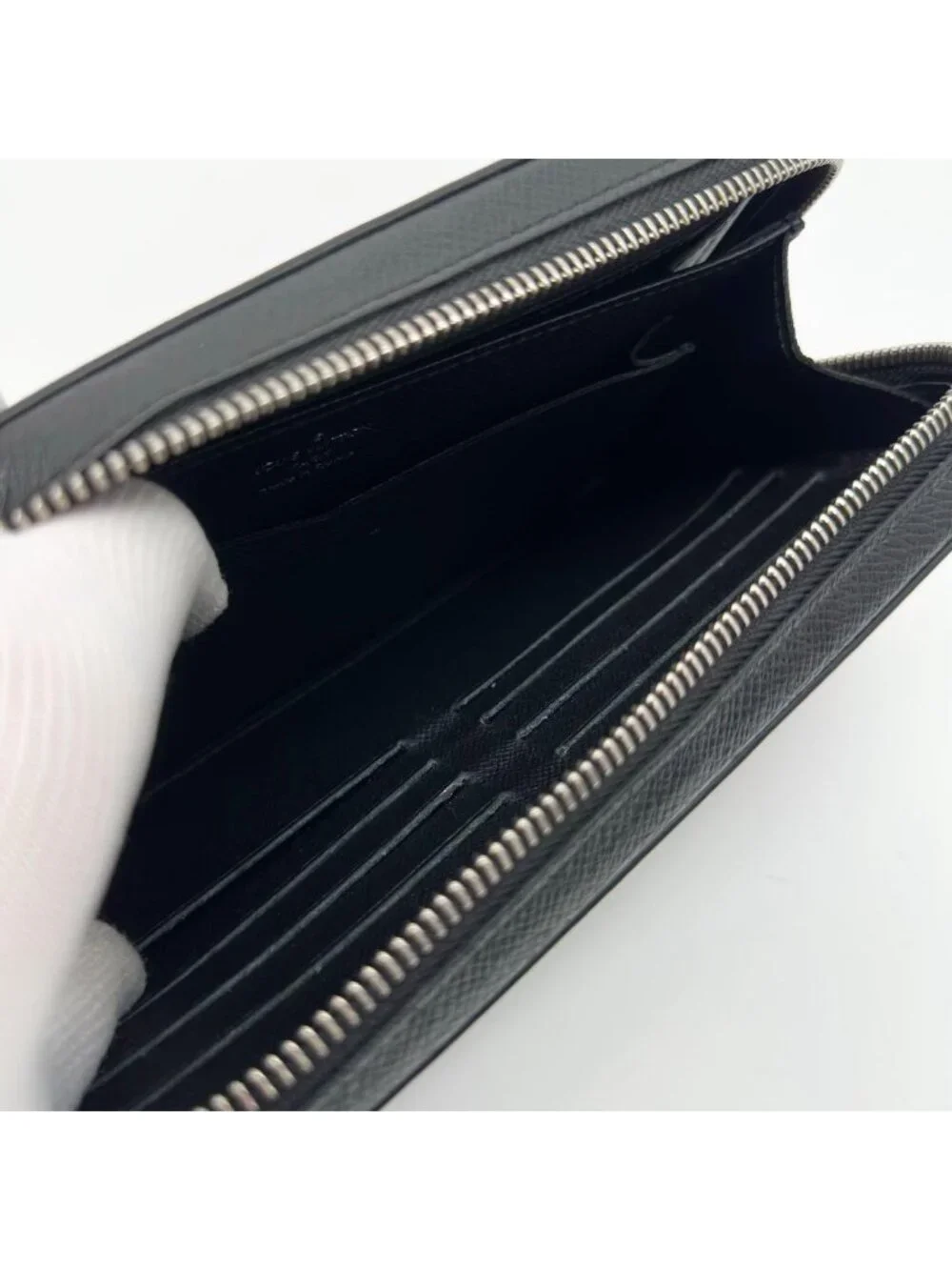 Louis Vuitton Zippy XL Taiga Black Round Wallet